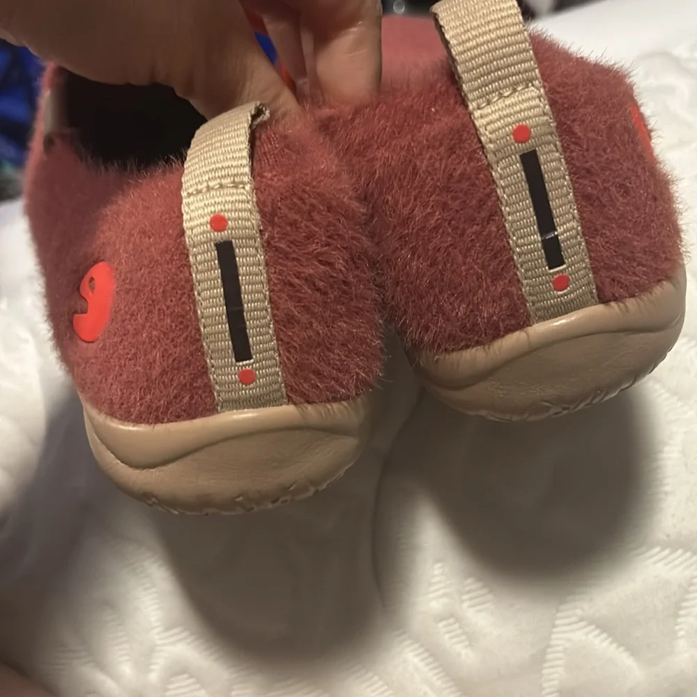 UIN Women's Flats in Maroon - Picture 3 of 4